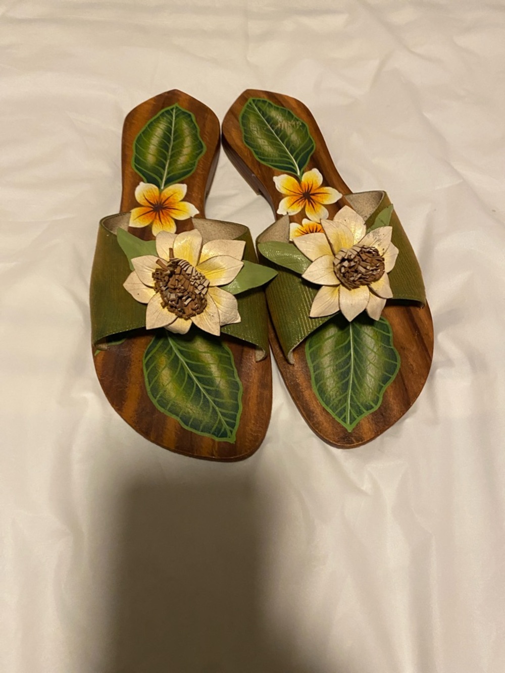 Green Floral Slide Sandals with Decorative Sunflower Accent